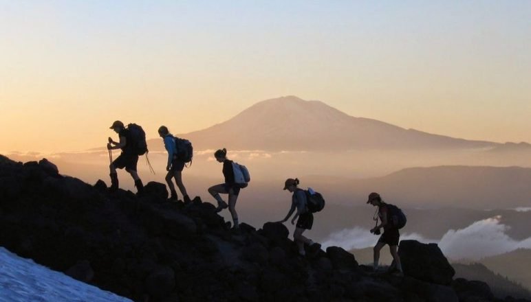 Belajar Mengendalikan Diri Lewat Filosofi Mendaki Gunung  