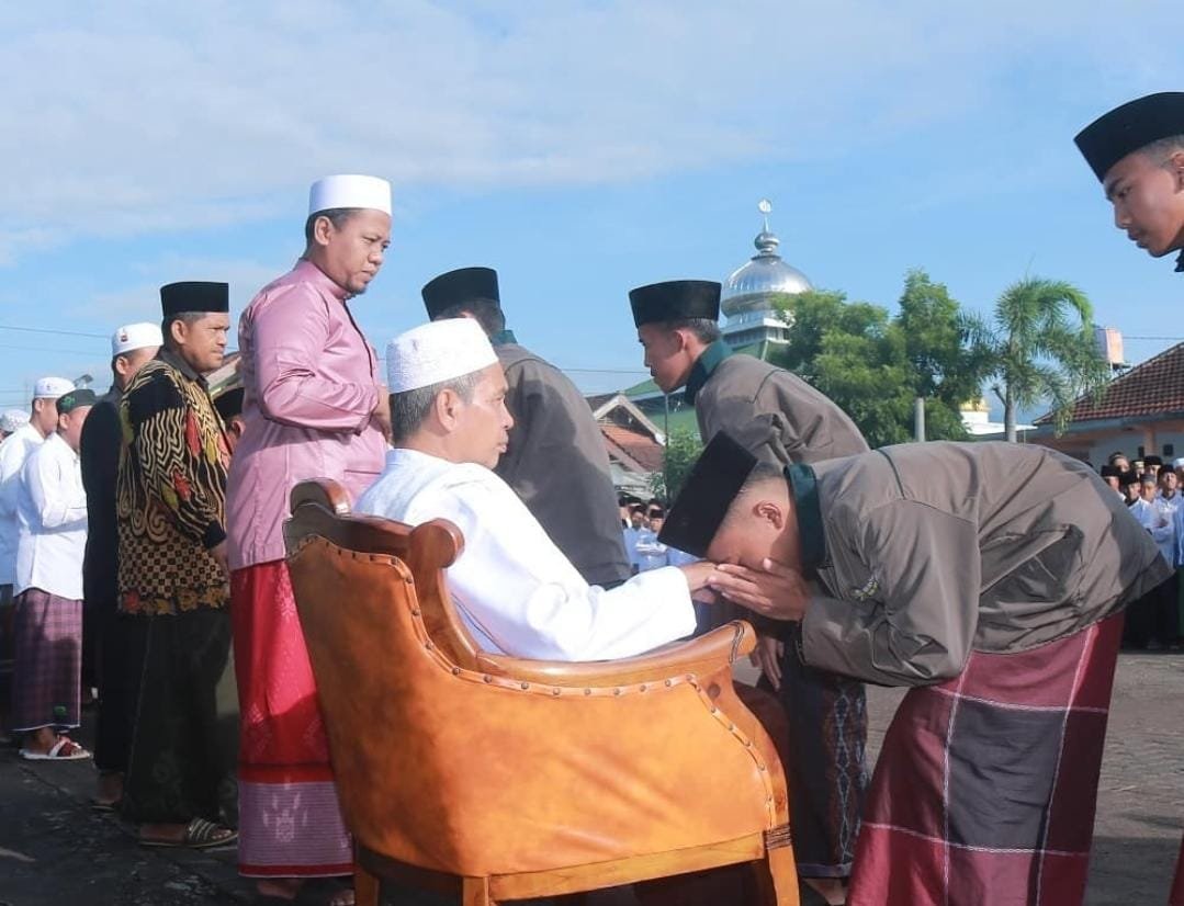 Hukum Mencium Tangan Seorang Guru Atau Ulama Pesantren Nuris Jember